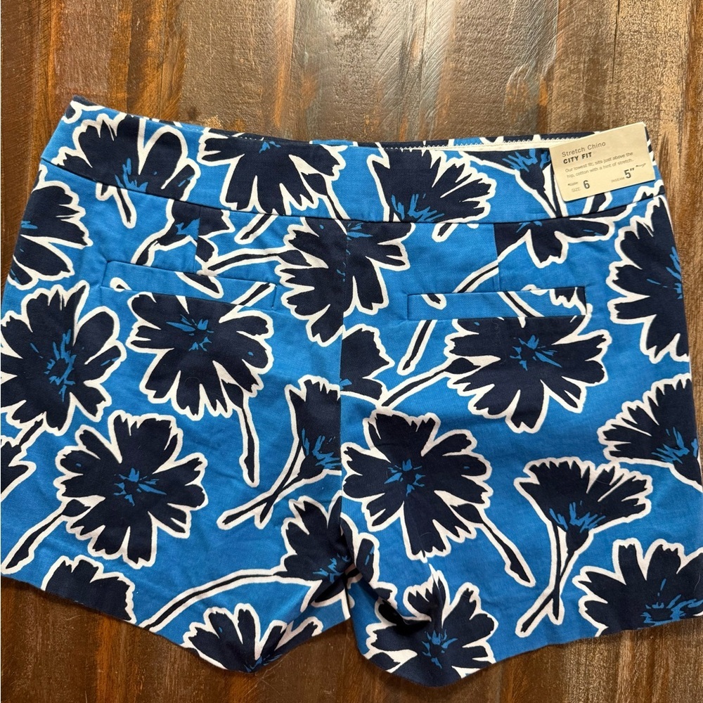 J.Crew Women’s Size 6 Blue Floral Stretch Chino Shorts City Fit w/ 5” Inseam EUC - Picture 3 of 4